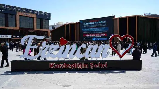 Erzincan’da Öğretmenler Şiddete Karşı Sokağa Çıktı: Güvenlik Talebi