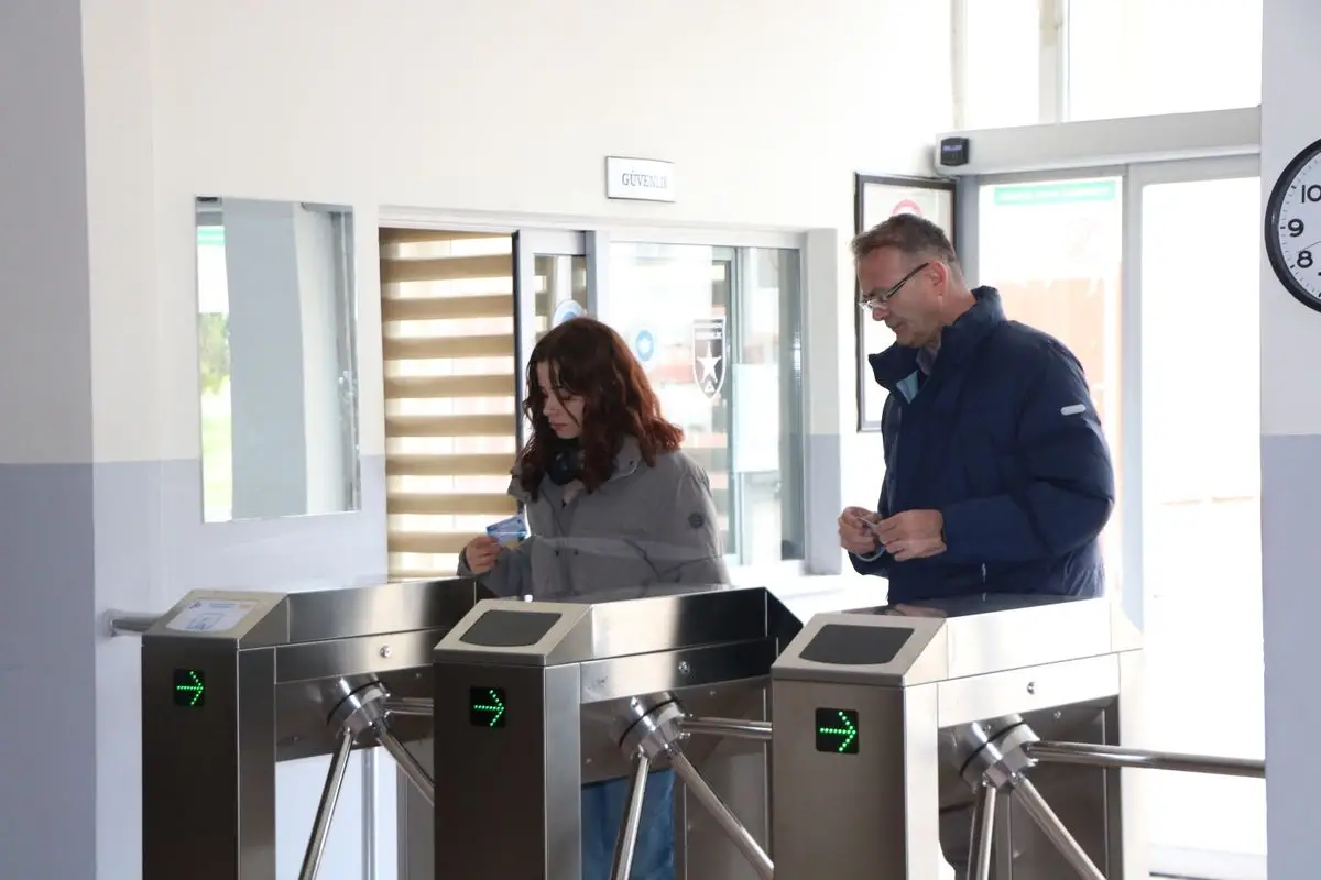 55 Yaşındaki Emekli Albay, Üniversite Yolculuğuna Yeniden Başladı