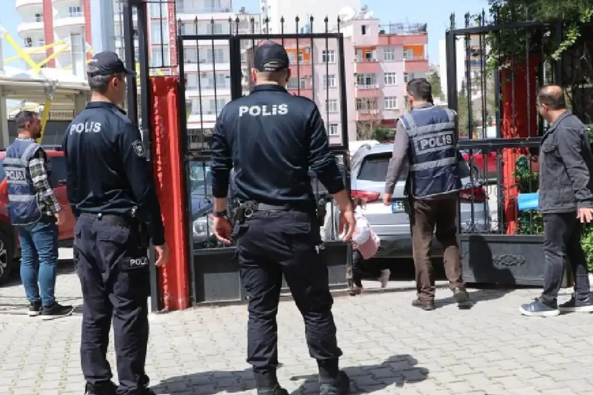 Bursa’da Okul Saldırısı Planlayan İki Şüpheli Tutuklandı, Evlerinde Çeşitli Silahlar Ele Geçirildi