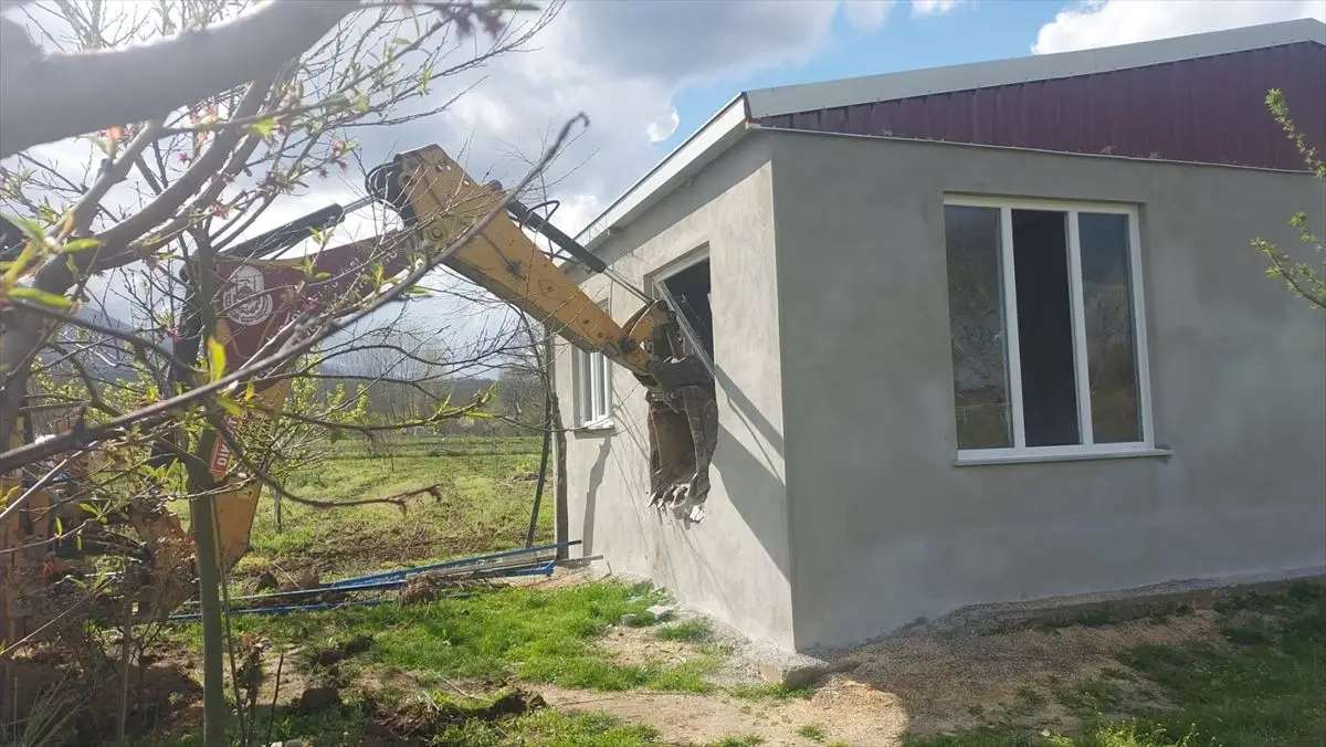 İnegöl Belediyesi Kaçak Yapıları Yıkarak Şehir Düzenine Hüküm Sürüyor