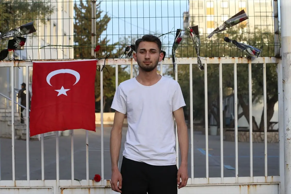 Kahramanmaraş Onikişubat okulunda Türk bayrağı asılması