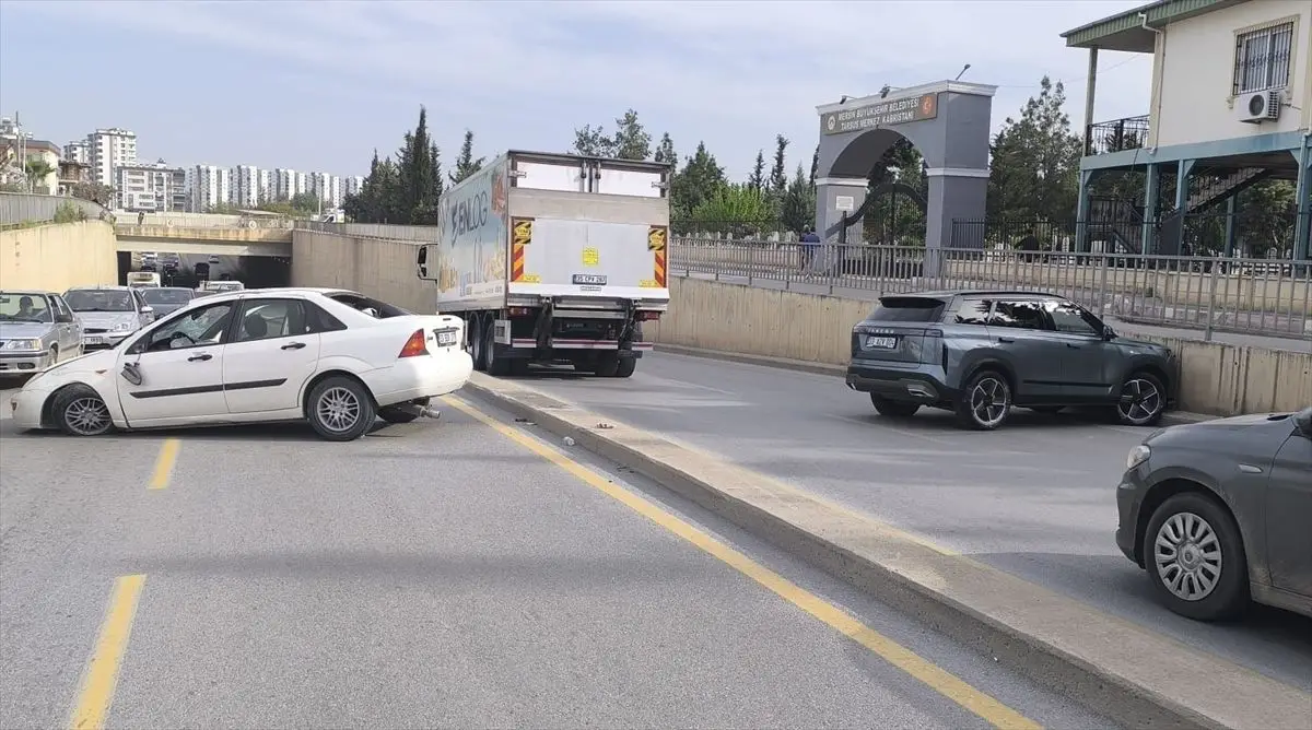Tarsus'ta cip ve otomobil çarpışması