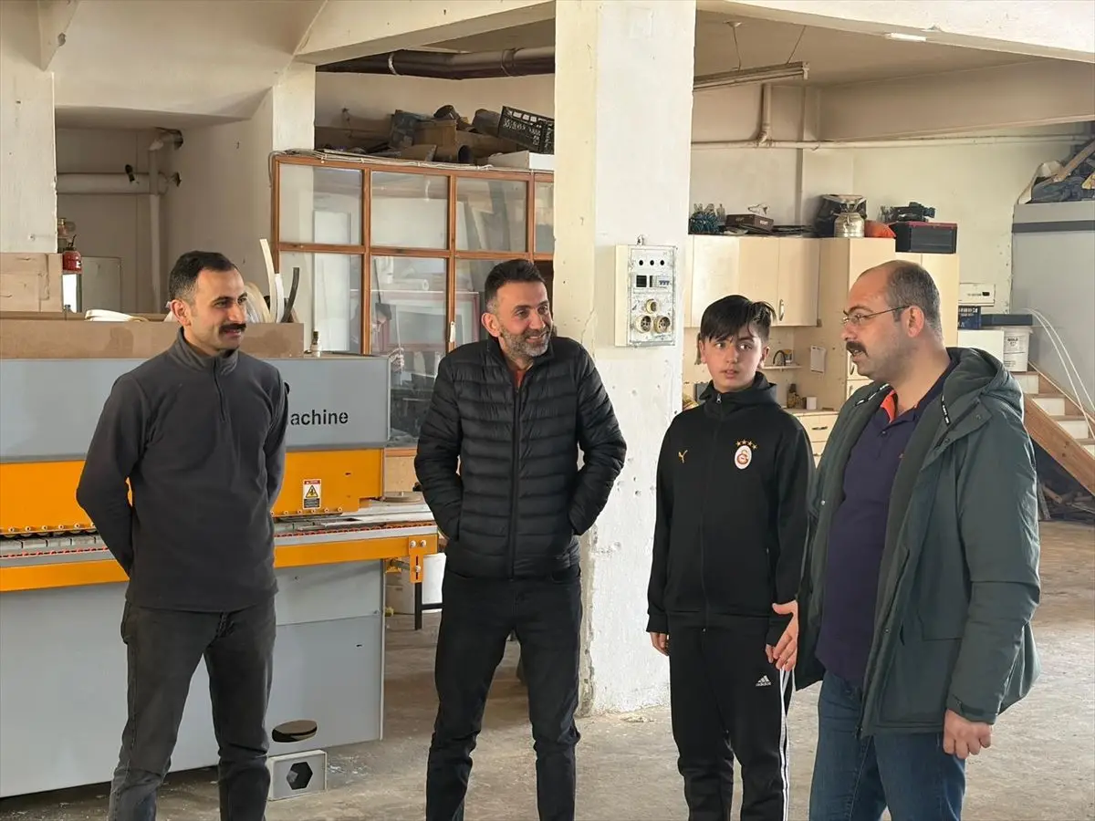 Tosya Belediye Başkanı Kavaklıgil esnafla görüşüyor