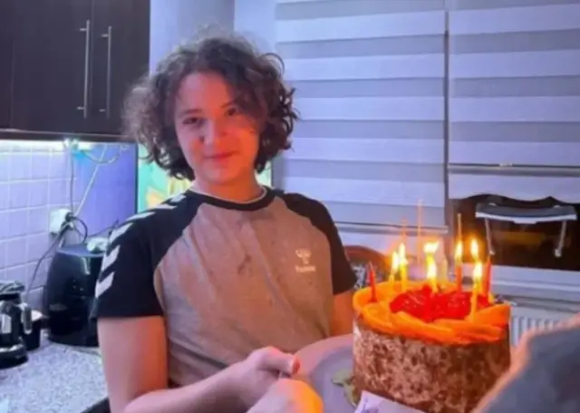 Silahlarla poz veren saldırgan