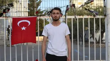 Kahramanmaraş Onikişubat’ta Okulda Türk Bayrağı Asıldı, Karanfil ve Güllerle Anma Yapıldı