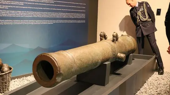 İzmir'de 17. Yüzyıla Ait Bronz Gemi Topu ve Gülleler Sergileniyor