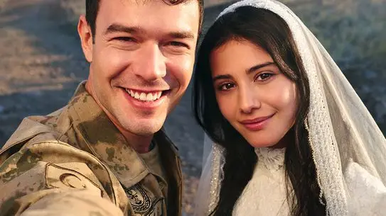 Aytaç Şaşmaz ve Helin Kandemir'in Set Aşkı Ekranlara Taşındı