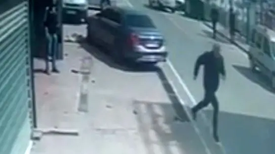 Gebze'de Sürücü, Çocuğunu Tehdit Eden Motosiklete Çarptı: Olayın Ardından Gerginlik