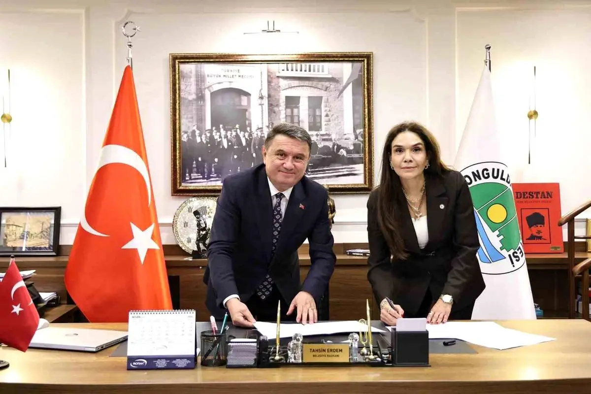 Zonguldak Belediyesi ve Eczacı Odası temsilcileri protokol imzalarken