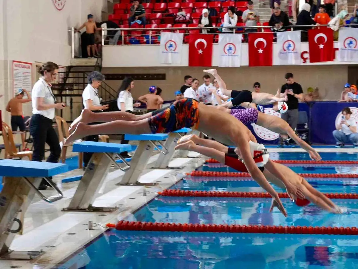 Düzce Belediye Spor Akademisi 5. Ulusal Yüzme Şenliği'nde Birinci Oldu
