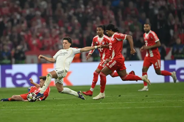 Kaleci Neuer'in dengesiz düşüşü