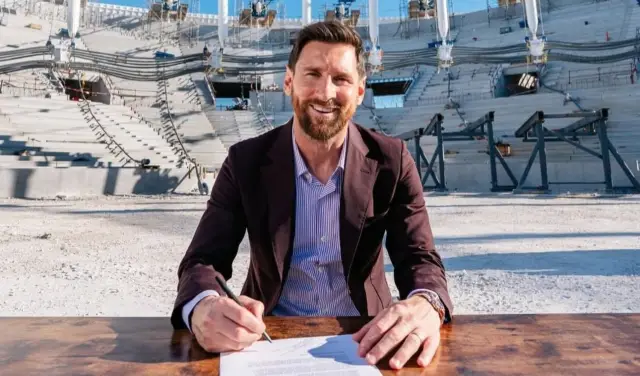 Messi ve UE Cornellà teknik ekibi