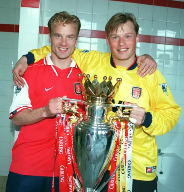 Arsenal taraftarları anma çiçeği bırakıyor