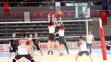 Maç sonrası Şanlıurfa genç erkekler voleybol takımı fotoğrafı