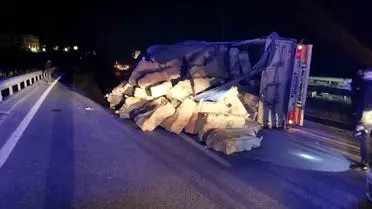 Bilecik'te Tır Sürücüsü Refüje Çarparak Yaralandı