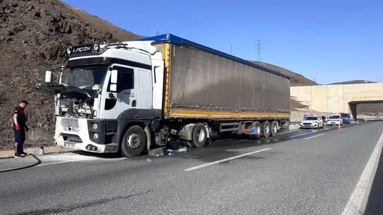 Erzincan-Sivas Karayolunda Tır Yangını Kontrol Altına Alındı
