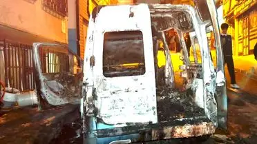 Fatih’te Park Halindeki Ticari Araçta Şiddetli Yangın ve İtfaiye Müdahalesi