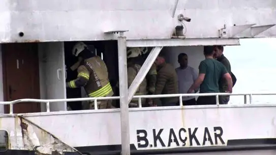 Kadıköy İskelesi'nde Yolcu Teknesi Yangını Kontrol Altına Alındı