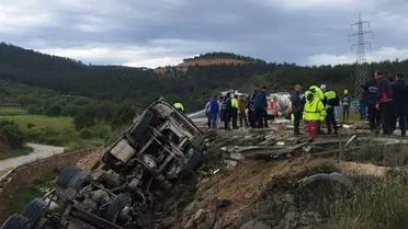 Silifke'de Çimento Tankeri Devrildi, Sürücü İtfaiye Ekibiyle Kurtarıldı