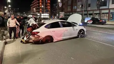 Sivas'ta İki Araç Çarpıştı: 3 Yaralı ve Güvenlik Kamerasında Şok Anlar