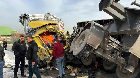 Hatay'da İki Tır Çarpıştı: 3 Yaralı ve Görüntüler Güvenlik Kamerasında