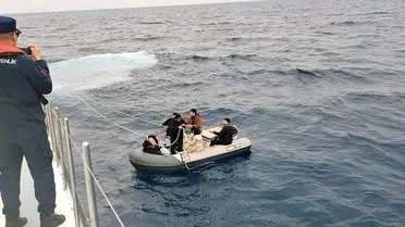 Seferihisar’da 6 Göçmen Denizden Kurtarıldı, Bir Kaçakçı Gözaltına Alındı