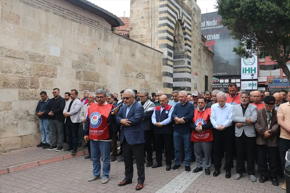 Adana’da Silahlı Saldırı Sonrası Gıyabi Cenaze Namazı Düzenlendi