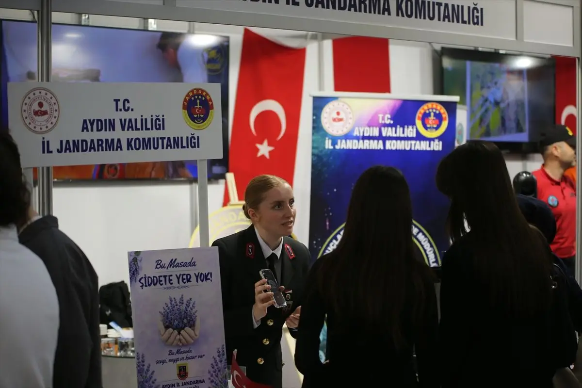 Aydın Jandarması, Ege Kariyer Fuarı'nda KADES Uygulamasını Tanıttı