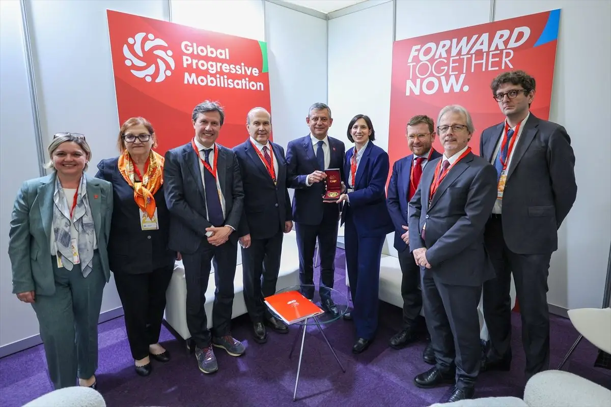 CHP Lideri Özgür Özel, Barselona’da Uluslararası Görüşmeler Gerçekleştirdi