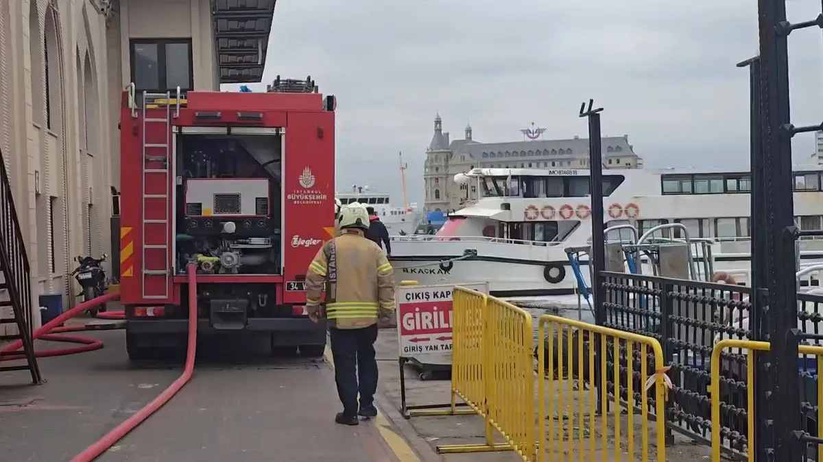 Kadıköy İskelesi'nde Yolcu Teknesinde Çıkan Yangın Kontrol Altına Alındı