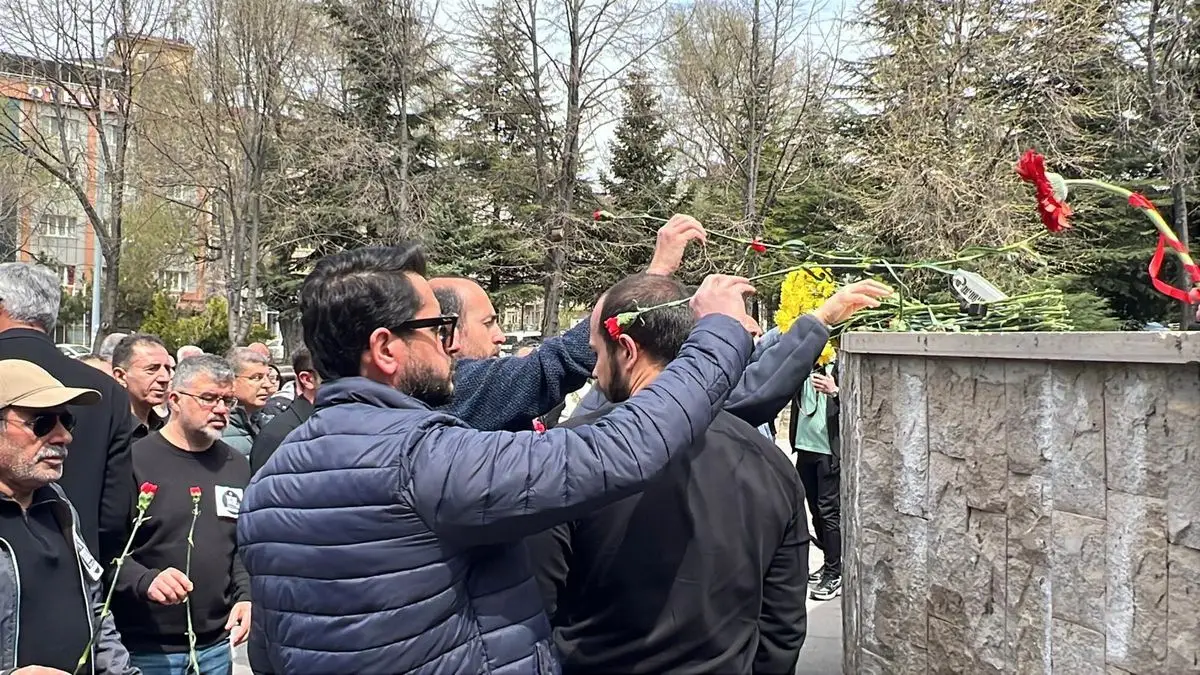 Nevşehir'de Öğretmenler, Kahramanmaraş Okul Katliamı Mahkûmlarını Anmak İçin Atatürk Anıtı'na Karanfil Bıraktı