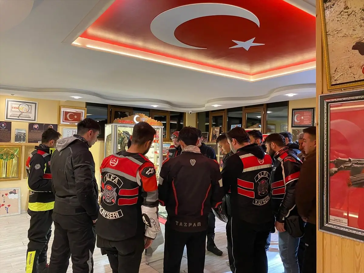Kayseri’de Motosikletli Sürücüler, 15 Temmuz Şehidi Cennet Yiğit’in Anı Evi Ziyaretinde Buluştu