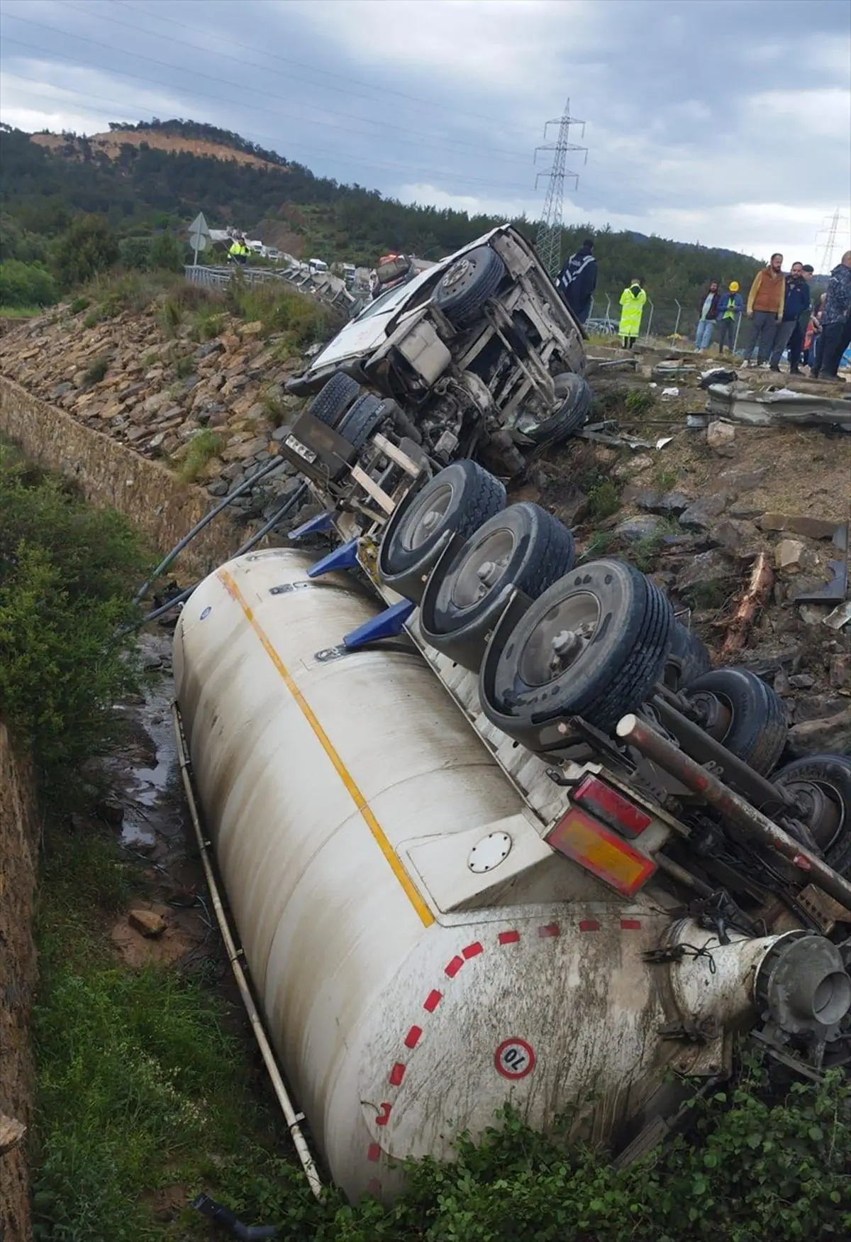 Silifke'de Tanker Devrildi, İtfaiye Ekipleri Sürücüyü Kurtardı