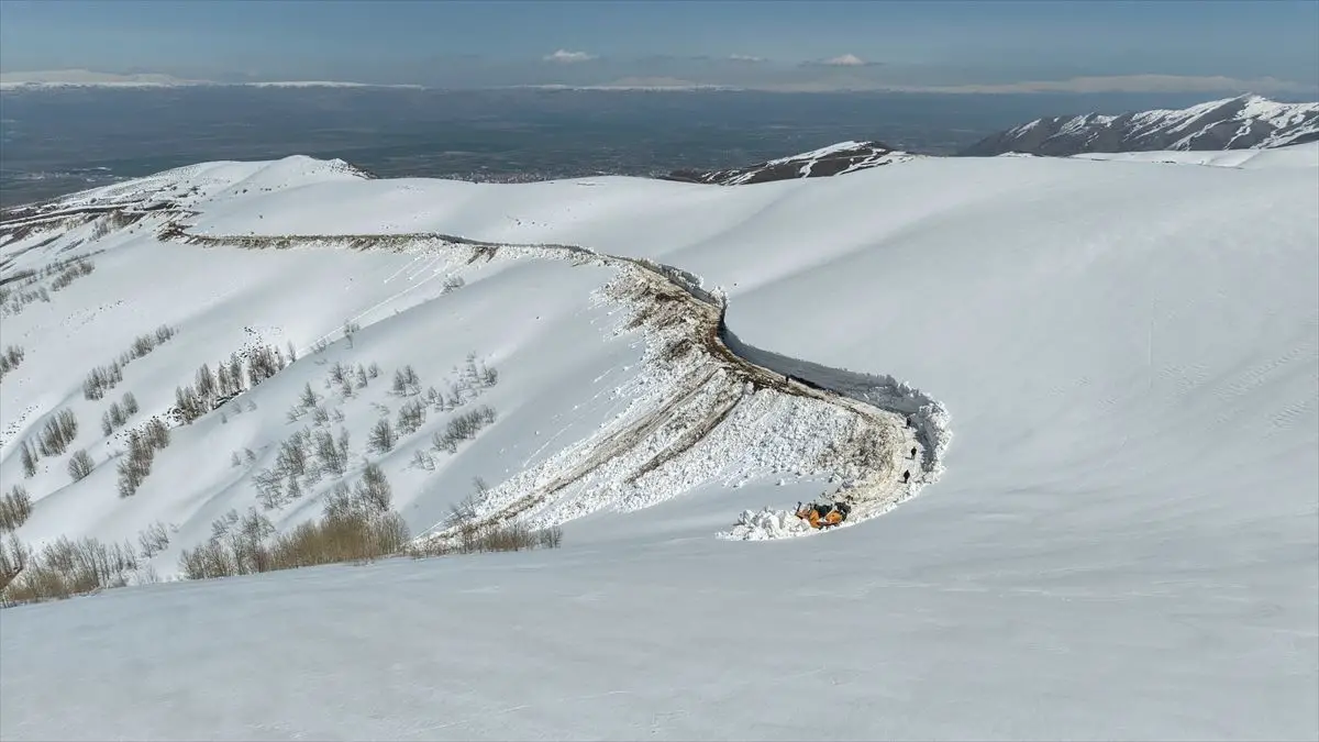 Muş ve Bitlis'te Karla Mücadele Ekipleri Zorlu Koşullarda Yol Açıyor