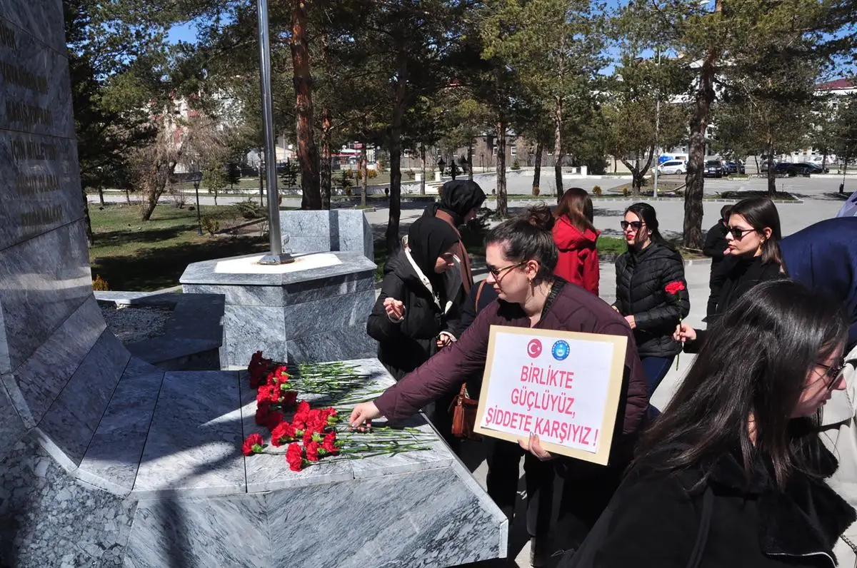 Kars’ta Okul Saldırısına Karşı Gıyabi Cenaze ve Protesto: Öğrenciler ve Vatandaşlar Bir Arada