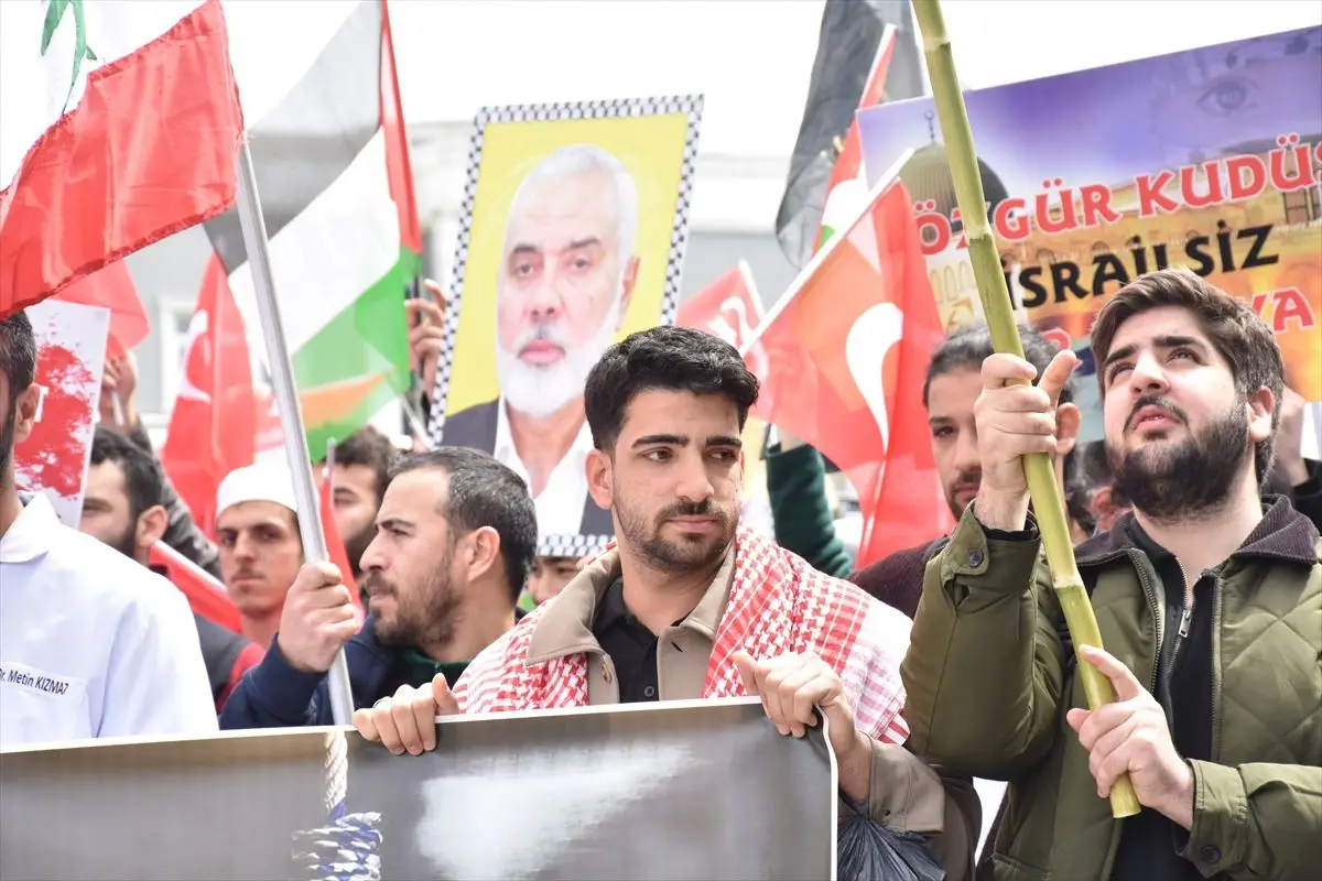 Sakarya’da Üniversite Öğrencileri Filistin’e Destek Yürüyüşü Düzenledi