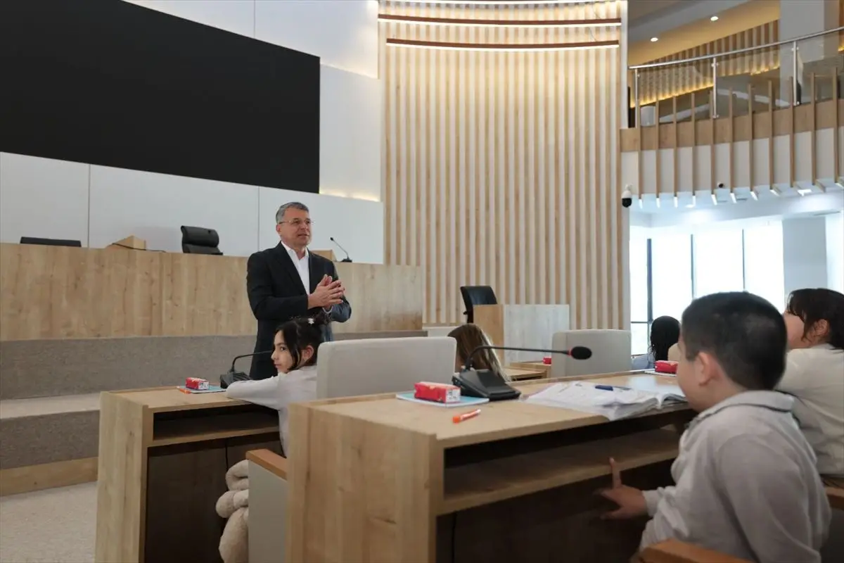 Silifke'de İlkokul Öğrencileri Belediyeyi Keşfetti: Yerel Hizmetler Hakkında Bilgi Aldı