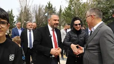 Park içinde yürüyüş yolu ve oturma alanları