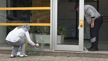 Antalya’da Banka Şubesinin Camı Gece Yarısı Kırıldı