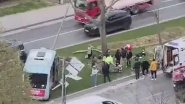 Beyoğlu'nda Dolmuş Bariyer Çarpması: Çok Sayıda Yaralı