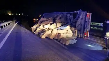 Osmaneli’de Tır Kazası: Sürücü Hastaneye Kaldırıldı