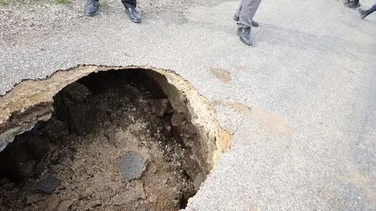 Çankırı Orta’da Çöken Köy Yolu Trafiği Duraklatıyor
