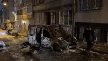 Fatih’te Park Halindeki Hafif Ticari Araçta Yangın Çıktı, İtfaiye Hızlı Müdahale Etti