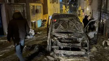 Fatih’te Park Halindeki Hafif Ticari Araç Yangın Söndürülürken Büyük Hasar Aldı