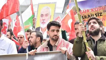 Yürüyüş sırasında öğrencilerin ellerinde tutulan pankartlar