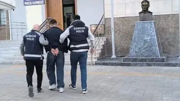 Ele geçirilen uyuşturucu hapların yakın plan görüntüsü