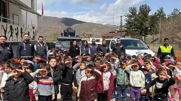 Sason’da Çocuklara Güvenli Yolculuk: Polisler Anaokulu Sınıflarını Ziyaret Etti