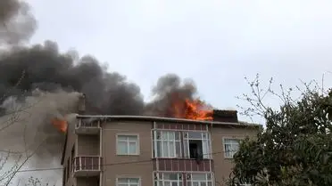 Ümraniye Esenkent’te 3 Katlı Binada Çatıda Çıkan Yangın Kontrol Altına Alındı