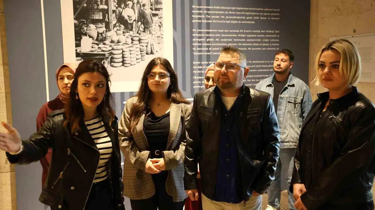 Kırşehir Ahilik Müzesi'nde Üniversite Öğrencileri Rehberlik Yapıyor
