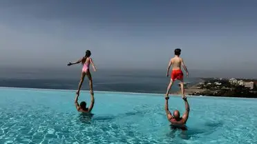 Jason Statham, Antalya’da Sonsuzluk Havuzunda Aile Fotoğrafı Paylaştı